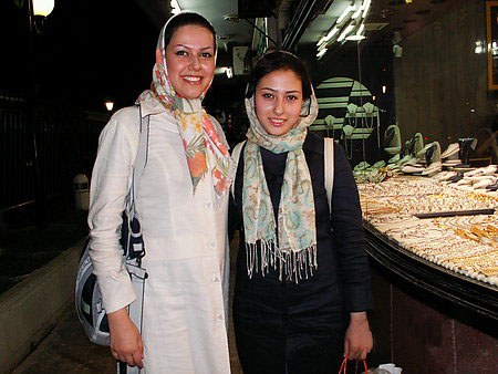 伊朗：脱下黑袍的女人 羞涩的美丽