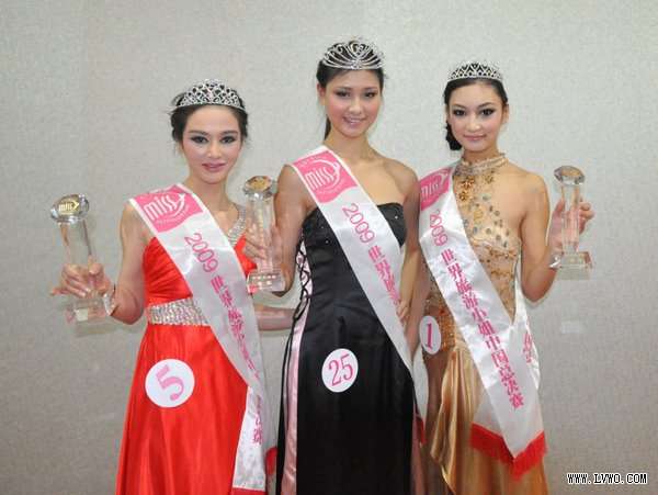 陈爱家(中)、温嘉蓉(左)和李慧分获第36届世界旅游小姐中国总决赛冠、亚、季军