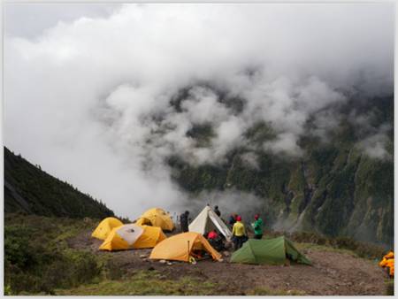 大仰天窝未登峰在云烟缭绕中像一把利剑刺破苍穹